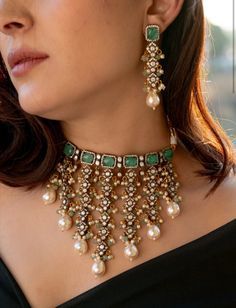 Transform your date night outfit with stunning statement earrings. The ultimate accessory for a dazzling night out! #DateNightStyle #StatementJewelry #GlamEarrings #FashionInspo Pearl Bridal Jewelry Sets, Sabyasachi Designer, Sabyasachi Mukherjee, Jewelry For Wedding, Necklace Closure, Choker Necklace Designs, Choker Designs, Polki Necklace, Antique Jewelry Indian