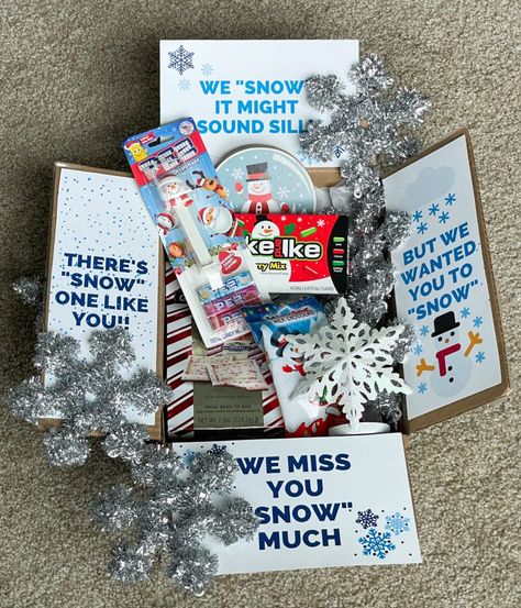 Xmas Care Package, Christmas College Care Package Ideas, Christmas Care Package For Family, Winter College Care Package Ideas, January Care Package Ideas, Small Christmas Gifts For Boyfriend, Christmas Deployment Care Packages, Care Package Ideas Christmas, Winter Care Package Ideas