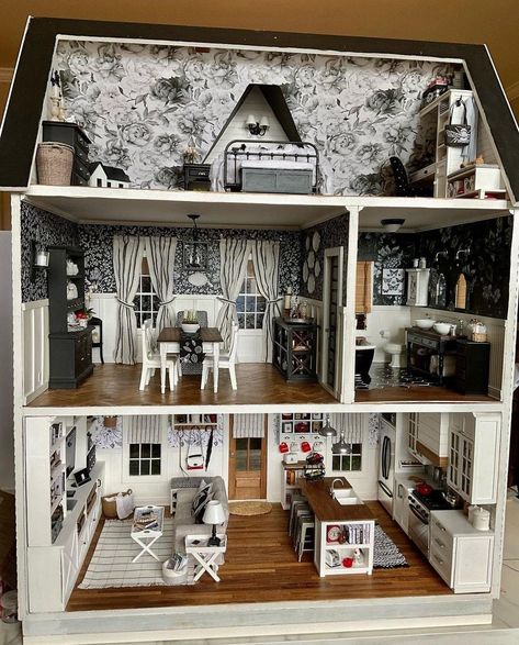 Dollhouse Front Porch, Victorian Dollhouse Interior, Vermont Farmhouse, Dollhouse Decorating, Dollhouse Design, Doll Furniture Diy, Doll House Plans, Mini Doll House, Doll House Crafts