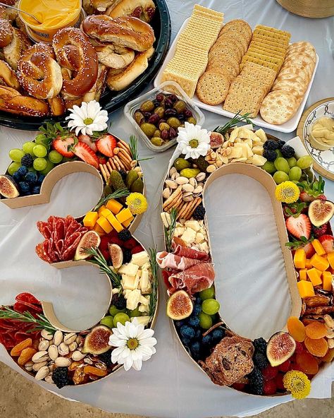 Tropisk Fest, Graduation Party Food Ideas, Graduation Party Food, Graduation Party Foods, Party Food Buffet, Party Food Ideas, Charcuterie Inspiration, Party Food Platters, Charcuterie And Cheese Board