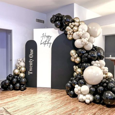 21st Birthday Themes, Black And White Balloons, White Party Decorations, Black And Gold Balloons, Graduation Backdrop, Graduation Balloons, Gold Party Decorations, Garland Arch, Birthday Balloon Decorations