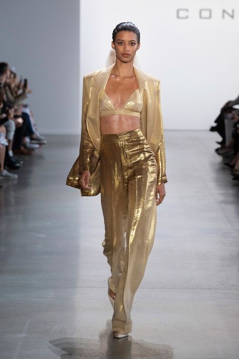 Cong Tri Primavera Verano 2020 Pret-A-Porter - Pasarela | Vogue España Look Gatsby, Cong Tri, Gold Outfit, Mode Inspo, Looks Chic, 인물 사진, Fashion 2020, Outfits Casuales, New York Fashion Week