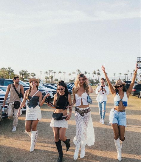 Country concert pic inspo with friends hands in the air Country Concert Outfit Ideas Summer, Concert Outfit Ideas Summer, Stagecoach Outfits, Princess Leia Buns, Stagecoach Outfit, Country Festival Outfit, Country Music Festival Outfits, Country Concert Outfit Ideas, Coachella Fits