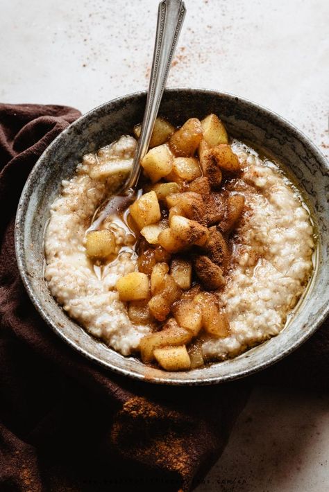 Cinnamon Apple Oatmeal, Oatmeal Apple, Oatmeal Vegan, Apple Recipes Healthy, Apple Cinnamon Oatmeal, Caramelised Apples, Apple Oatmeal, Cinnamon Oatmeal, Cinnamon Apple