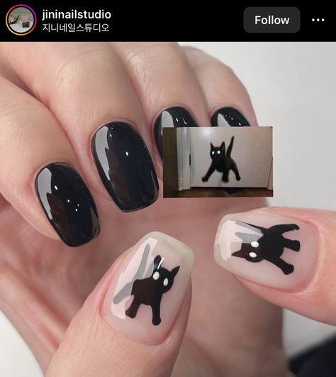 Nail Gothic Ideas, Cat Nail Designs Cute, Cat Acrylic Nails, Emo Short Nails, Anime Nails Ideas, Album Cover Nails, Black Cat Nails, Cat Nail Designs, Kutek Disney