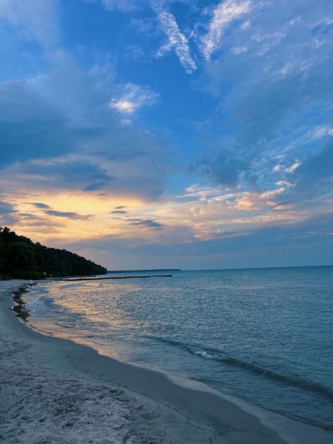 beach aesthetic picture photography summer inspo inspiration water sand shore sunset waves blue sky pretty view clouds travel vacation Blue Beach Pictures, Sea Core, Room Pics, Sunset Waves, Sky Pretty, Widget Board, Pretty View, Blue Pictures, Sky Pictures