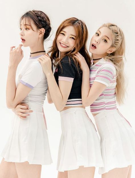 Pleated Mini Skirts, Sung Kyung, Bff Photoshoot Poses, 사진 촬영 포즈, Bff Photoshoot, Amazing Outfits, Friend Poses, Ulzzang Fashion, Friend Photoshoot