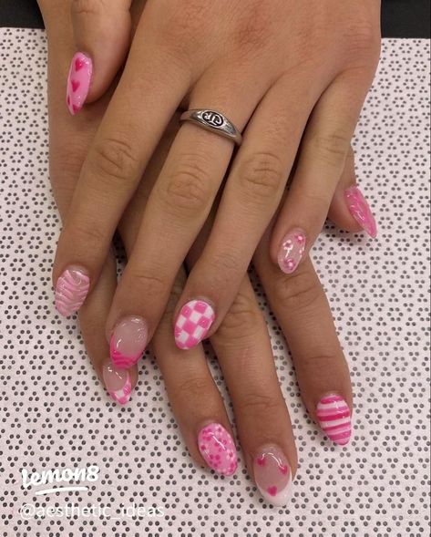 There's a new beauty trend taking over Instagram and it's absolutely stunning. Say hello to "quartz nails". Preppy Nail Inspo Pink, Nail Ideas For Ten Year Olds, Pink Fun Nail Designs, Really Cute Nails Short, Preppy Valentines Day Nails, Nail Designs For 12 Yr, Cute Nails For Girls 10-12, Barbie Themed Nails Short, Preppy Smiley Face Nails