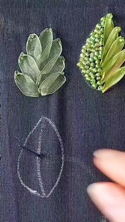 Neeti Mohan, Sulaman Pita, Silk Ribbon Embroidery Patterns, Projek Menjahit, Christmas Patchwork, Ribbon Embroidery Tutorial, Embroidery Lessons, Folded Fabric, Diy Embroidery Patterns