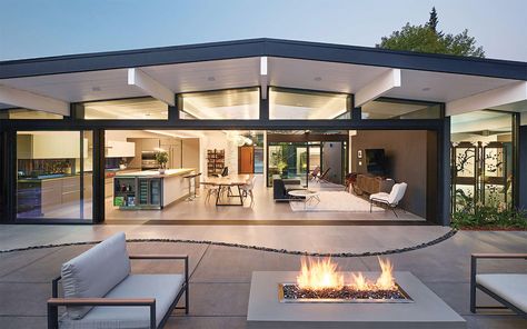 Joseph Eichler, Moderne Pools, House Mediterranean, Open Living Space, Eichler Homes, Mcm House, Open Living Room, Sustainable Home, Mid Century Modern House