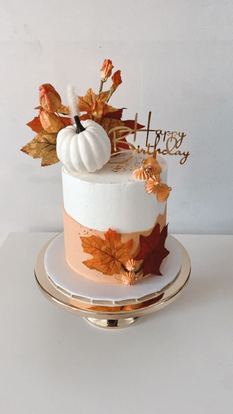 Birthday Cake For September, 30th Birthday Fall Theme, Fall Harvest Birthday Cake, Fall Bday Cake Ideas, Fall Cakes Birthday, Fall Birthday Theme Ideas, Cake With Pumpkin Decoration, Cake Fall Decoration, Fall Cake Birthday