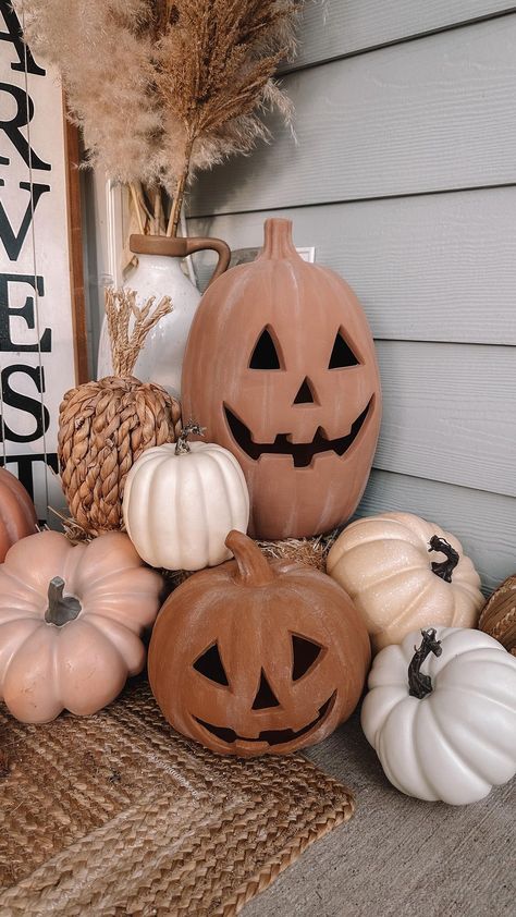 Halloween To Fall Decorations, Natal, Pumpkins Outdoor Decor, Large Porch Fall Decorating Ideas, Boho Halloween Decor Outdoor, Aesthetic Halloween Decorations Outdoor, Fall Apartment Front Door Decor, Fall Decor Backyard, Cute Outside Halloween Decorations