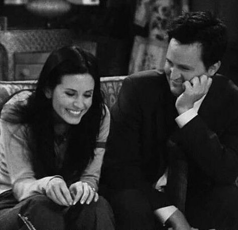 Картинка с тегом «friends, chandler, and monica» Joey Friends, Friends Best Moments, Monica And Chandler, Mode Pop, Friends Scenes, Friends Poster, Ross Geller, Friends Cast, Friends Tv Series