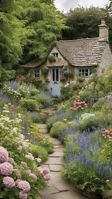 Informal Garden Ideas, Overgrown Home Aesthetic, English Hillside Garden, English Garden Curb Appeal, English Cottage Yard, England Garden Design, English Cottages And Gardens, Cottage Flowers Garden, Country Cottage Garden Design