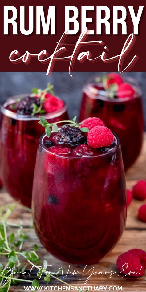 Cocktail With Rum, Christmas Drinks Alcohol Recipes, Berry Cocktail, Christmas Drinks Recipes, Christmas Drinks Alcohol, Coffee Guide, Mixed Drinks Alcohol, Yummy Alcoholic Drinks, Frozen Berries