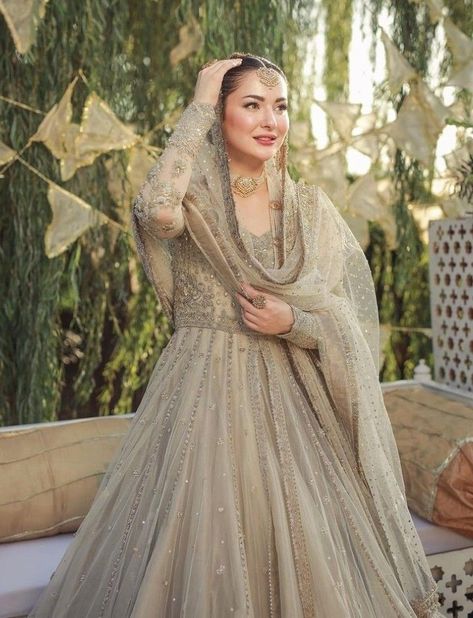 Hania Amir is the most famous and talented actress in Pakistan.Hania Amir is one of the favorite models these days for photographers and makeup artists. Especially for the hania Amir bridal photography there is no better bridal model than Hania Amir as you can see her gorgeous bridal look. Pakistani Engagement Dresses, Simple Engagement Dress, Simple Bridal Dresses, Engagement Dress For Bride, Nikah Dress, Desi Wedding Dresses, Extension Hair, Asian Bridal Dresses, Latest Bridal Dresses