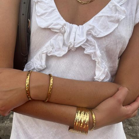 when you finally find a bangle that fits your dainty wrists 😍 Sade Girls Aesthetic Jewellery, Bangle Outfit, Filler Pics, Fashion 23, Jewellery Aesthetic, Pretty Life, Gold Girl, Sofia Coppola, Jane Birkin