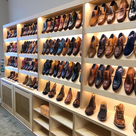 Shoes Shop Design Ideas, Shoes Display Design, Shoe Shop Interior Design, Shoe Store Display, Beautiful Houses Inside, Luxury Clothing Store, Shoe Store Design, Store Shelves Design, Clothing Store Displays