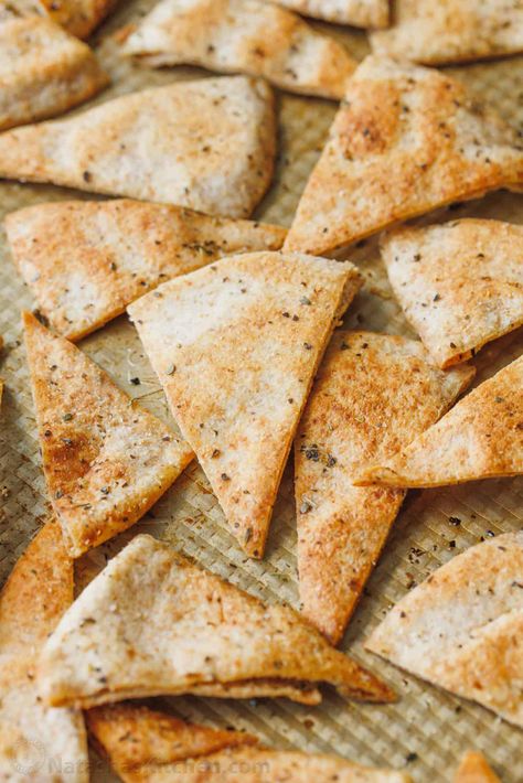 Pita Bread For Dipping, Appitizer Ideas, Amy Cook, Pita Chips Recipe, Pita Crackers, Baked Pita Chips, Homemade Pita Chips, Pollo Teriyaki, Homemade Pita