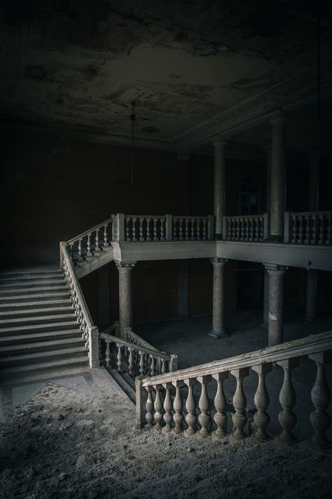 Abandoned Houses, Abandoned Mansions, Haunted Places, Deserted Places, Urban Exploration Photography, Places In Europe, Urban Exploration, Abandoned Buildings, Abandoned Places