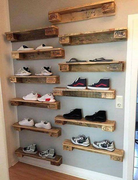 Diy Kast, Diy Shoe Rack Ideas, Pallet Shoe Rack, Koti Diy, Pallet Wall Decor, Pallet Wall Shelves, Diy Shoe Storage, Unique Shoe, Diy Shoe Rack