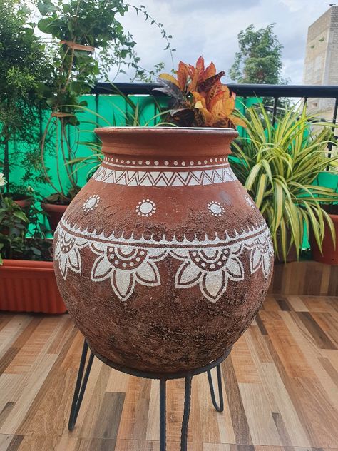 Mud Pots Decoration, Wedding Pot Decoration Indian, Mandala Art On Matka, Matka Design Pot, Indian Clay Pots, Indian Pot Painting, Pot Mandala Art, Clay Pot Painting Ideas Indian, Mud Pot Painting Ideas Indian