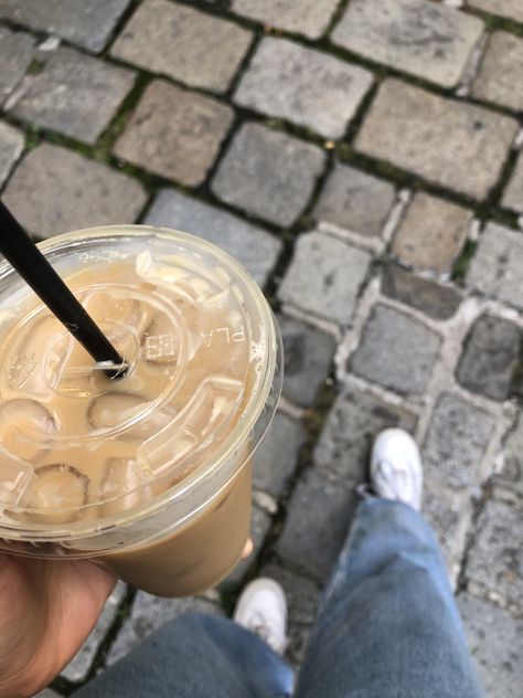 iced coffee aesthetic Iced Coffee Aesthetic, Cafe Pictures, Diy Phone Case Design, Diy Skin Care Routine, Coffee Shop Aesthetic, Coffee Wallpaper, Coffee Obsession, Coffee Pictures, Coffee Girl