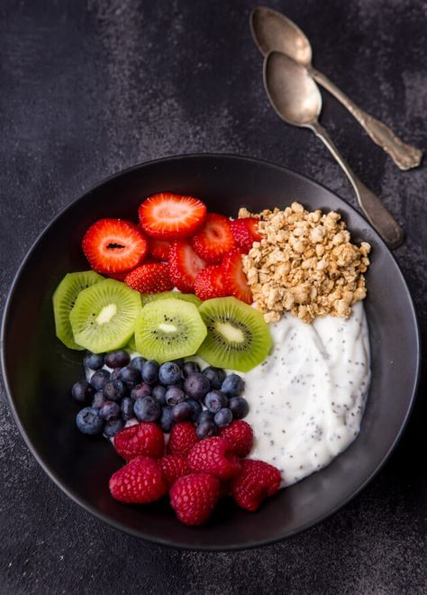 Chia Yogurt Breakfast Bowl - A Zesty Bite Chia Yogurt, Yogurt Breakfast Bowl, Yogurt Breakfast, Resep Diet, Makanan Diet, Breakfast Bowl, Think Food, Breakfast Bowls, Healthy Breakfast Recipes