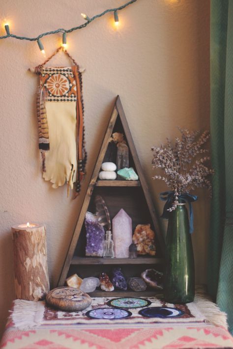 Shelf Decor Bedroom, Meditation Room Decor, Meditation Corner, Zen Room, Décor Boho, Boho Room, Meditation Space, Boho Dekor, Bedroom Boho