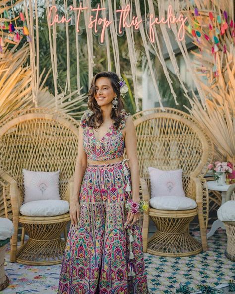 Farhan-Shibani’s Boho Chic Mehendi Was A Blast & The Photos Prove It! Goa Wedding Outfits For Women, Mehendi Simple Outfit, Mehandi Outfit Ideas For Bridesmaid, Boho Indian Outfits, Mehendi Outfits For Bridesmaid, Mehendi Outfit Ideas For Bride, Unique Mehendi Outfits For Bride, Boho Lehenga, Indian Boho Fashion