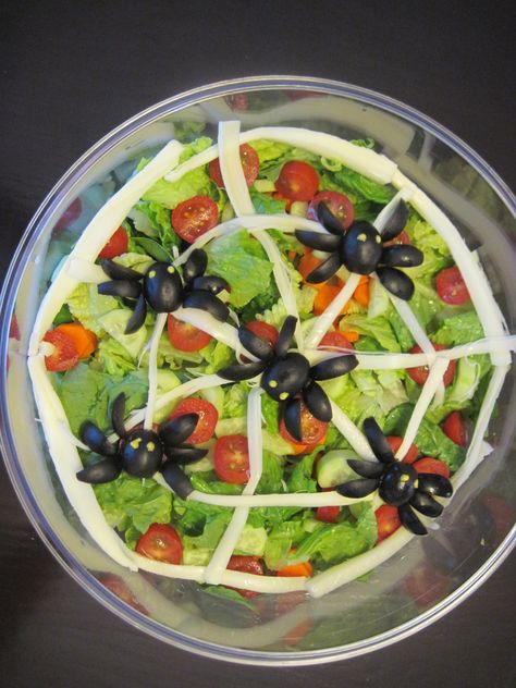 Spider salad for halloween Halloween Green Salad Ideas, Halloween Salad Ideas, Green Salad Ideas, Spooky Salad, Happy Booday, Halloween Salad, Halloween Veggie Tray, Halloween Food Crafts, Snacks And Appetizers