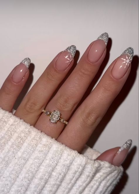 French Festive Nails, Glitter French Tips Christmas, Holiday Nails Silver Sparkle, Winter Nails Silver Glitter, Xmas New Years Nails, Christmas Nails Almond White, Winter Glitter Nails Sparkle, Simple Christmas And New Years Nails, Christmas Nails Glitter Tips