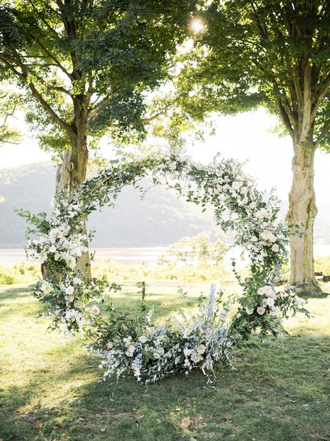 Greenery Wedding Arch Outdoor Ceremony, Pretty Venues, Late Summer Wedding Colors, Late Summer Wedding, Late Summer Weddings, Summer Garden Wedding, Wedding Ceremony Backdrop, Summer Wedding Colors, Outdoor Wedding Decorations