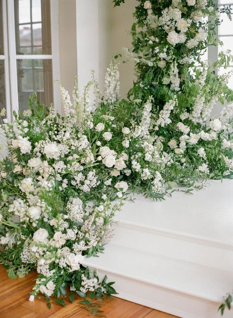 Spring Wedding Flowers Centerpieces White Tulips, White And Greenery Wedding, White Wedding Florals, White Flowers Wedding, Chirstmas Decor, Lush Wedding, Green Wedding Flowers, Advice For Bride, Flowers And Greenery