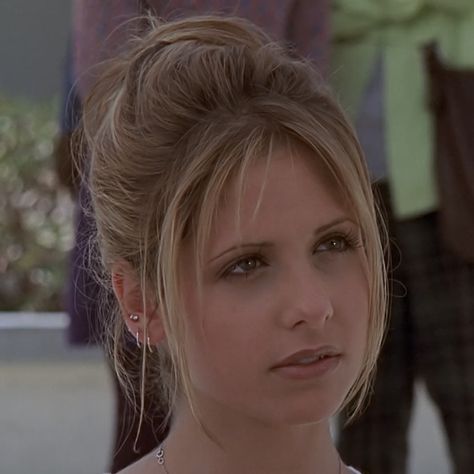 Buffy Hair Season 2, Buffy Vampire Slayer Hair, Buffy The Vampire Slayer Bangs, Buffy Bangs, Buffy The Vampire Slayer Hair Season 1, Buffy Season 2 Hair, Buffy Season 1 Hair, Buffy The Vampire Slayer Hairstyles, Buffy Summers Hairstyles