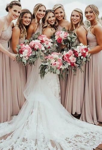 Beautiful Ideas Bridesmaids Photos ★ See more: https://www.weddingforward.com/bridesmaids-photos/10 Wedding Photography Bridal Party, Bridesmaid Pictures, Wedding Portrait Poses, Wedding Picture Poses, Dresses Beautiful, Bridesmaids Photos, Wedding Photography Styles, Bridal Party Photos, Wedding Photos Poses