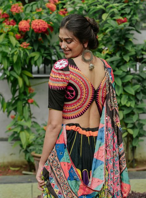 Blouse Ideas For Navratri, Bharat Blouse Design, Trending Chaniya Choli, Blouse Pattern For Navratri, Navratri Blouse Pattern Latest, Chaniya Choli Blouse Designs Latest, Garba Blouse Design, Trending Blouse Back Designs, Navratri Chaniya Choli Blouse Pattern