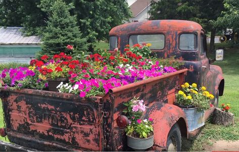 DIY Planter Ideas for Your Backyard - Truck Flower Bed DIY Truck With Flowers, Flower Truck, Old Truck, Antique Trucks, In Front Of House, Garden Yard Ideas, Design Flower, Front Of House, Small Studio