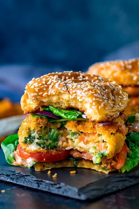 Cheesy Veggie burgers - Nicky's Kitchen Sanctuary Burger Vegetarian, Best Veggie Burger, Meatless Dishes, Veggie Burgers Recipe, Vegetarian Burger, Veggie Burgers, Counting Calories, Vegan Burgers, Moroccan Food