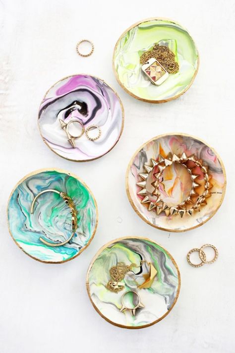 These are fantastic ideas - I'm going to start making some for Christmas! 25 DIY handmade gifts people actually want. Inexpensive Diy Gifts, Fun Crafts For Teens, Diy Gifts Cheap, Diy Dish, Marbled Clay, Tanah Liat, Navidad Diy, Cadeau Diy, Pet Rocks