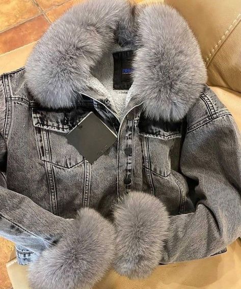 Jeans Jacket Oversized, White Faux Fur Coat, Denim Jeans Jacket, Stile Hijab, Womens Faux Fur Coat, Mode Turban, Fashion Top Outfits, Diy Fashion Clothing, Winter Parka