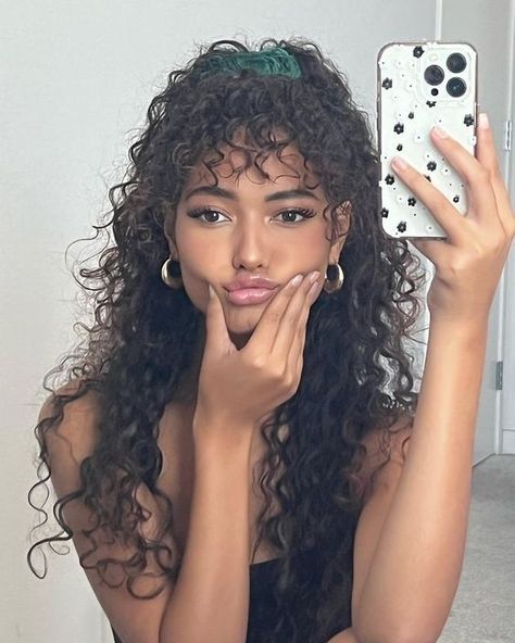 - Check more at https://howcandothis.com/womenstyle/88263/ 3b Curly Hair Bangs, Curly Hairstyles Bangs, Pawsitive Vibes, Instagram Hairstyles, Curly Hair Photos, Curl Hair, Hairdos For Curly Hair, Curly Hair Inspiration, Curly Girl Hairstyles