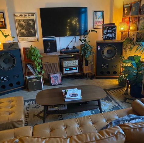 Vintage Hifi Room, Plants Vintage, Apartment Things, Lounge Rooms, Home Music Rooms, Teen Lounge, Lots Of Plants, Vinyl Room, Record Room