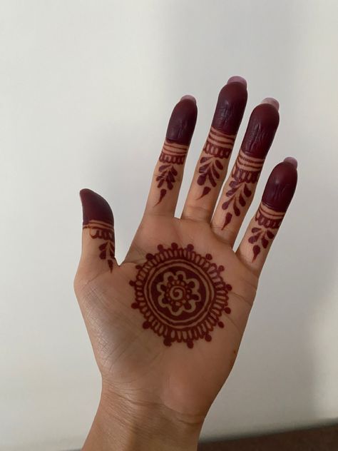 Mehendi Ideas Palm, Difficult Mehendi Designs, Super Easy Mehndi Designs, Mehindi Desgin Simple Aesthetic, Mehndi Ke Design Simple, Mehandi Designs Minimal, Small Mehendi Designs Simple, Minimal Mehandi Design Inner Hand, Simple Small Mehandi Design