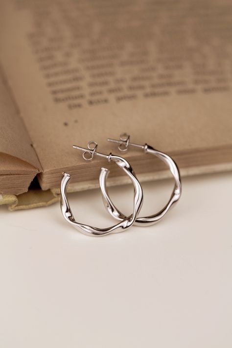 Simple Silver Hoop Earrings, Silver Jewellery Inspiration, Beautiful Jewelry Silver, Silver Jewelry Delicate, Silver Cute Jewelry, Silver Jewellery Minimalist, Silver Earrings Aesthetic Vintage, Dainty Silver Earrings Aesthetic, Cute Earrings Aesthetic Silver