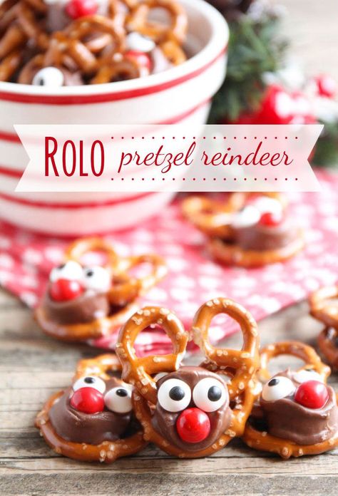 Rolo Pretzel Reindeer - these tasty treats are perfect for the holiday season and so easy to make! Pretzel Reindeer, Rolo Pretzel Treats, Rolo Pretzel, Recipes Deserts, Rolo Pretzels, Pretzel Bites Recipes, Pretzel Treats, Sunny Kitchen, Xmas Treats