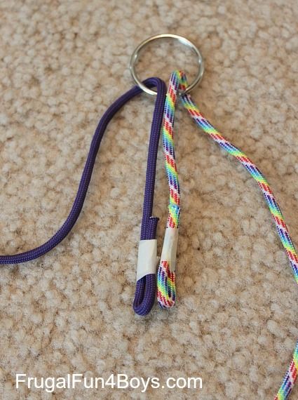 How to make parachute cord keychains and zipper pulls Parachute Cord Crafts How To Make, 550 Cord Keychain, Parachute Craft, Diy Zipper Pulls, Parachute Cord Crafts, Cord Crafts, Parachute Cord Bracelets, Macrame Items, Paracord Zipper Pull