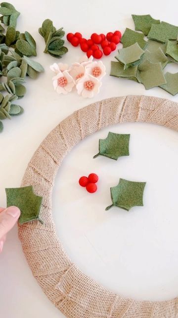 Felt Xmas Wreath Diy, Felt Advent Wreath, Felt Holly Wreath, Felt Christmas Wreaths, Felt Pinecones Diy, Felt Wreath Ideas, Felt Poinsettia Wreath, Cardboard Wreath Diy, Felt Wreaths Diy