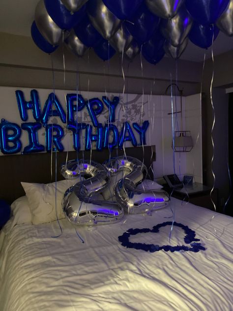 Birthday Decor For Him, Easy Room Makeover, Birthday Room Surprise, Birthday Room Decor, Hotel Room Decoration, Birthday Surprise For Husband, Bday Gift For Boyfriend, Boyfriends Birthday Ideas, Birthday Surprises For Him