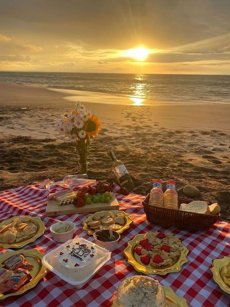 Romantic Beach Picnic, Playa Ideas, Picnic Date Food, Picnic On The Beach, Dream Dates, Picnic Inspiration, Picnic Decorations, Cute Date Ideas, Picnic Birthday